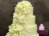 Fehér rózsás esküvői torta
