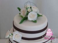 Barna csíkos esküvői torta
