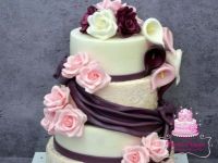 Rózsaszín-lila esküvői torta
