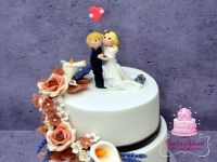Barna rózsás esküvői torta