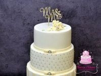 Négy emeletes esküvői torta pasztel színben