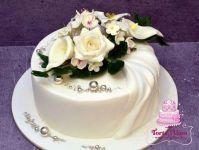 Fehér virágcsokros mini esküvői torta