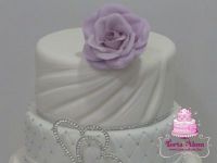 Lila rózsás esküvői torta