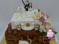 Lovas bőröndös esküvői torta