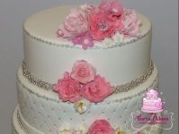 Pink virágos ezüst gyöngyös esküvői torta