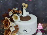 Barna virágos esküvői torta