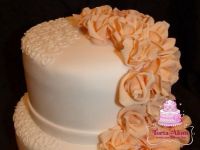 Rózsás esküvői torta