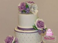Lila virágos esküvői torta