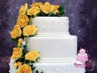 Pöttyös esküvői torta